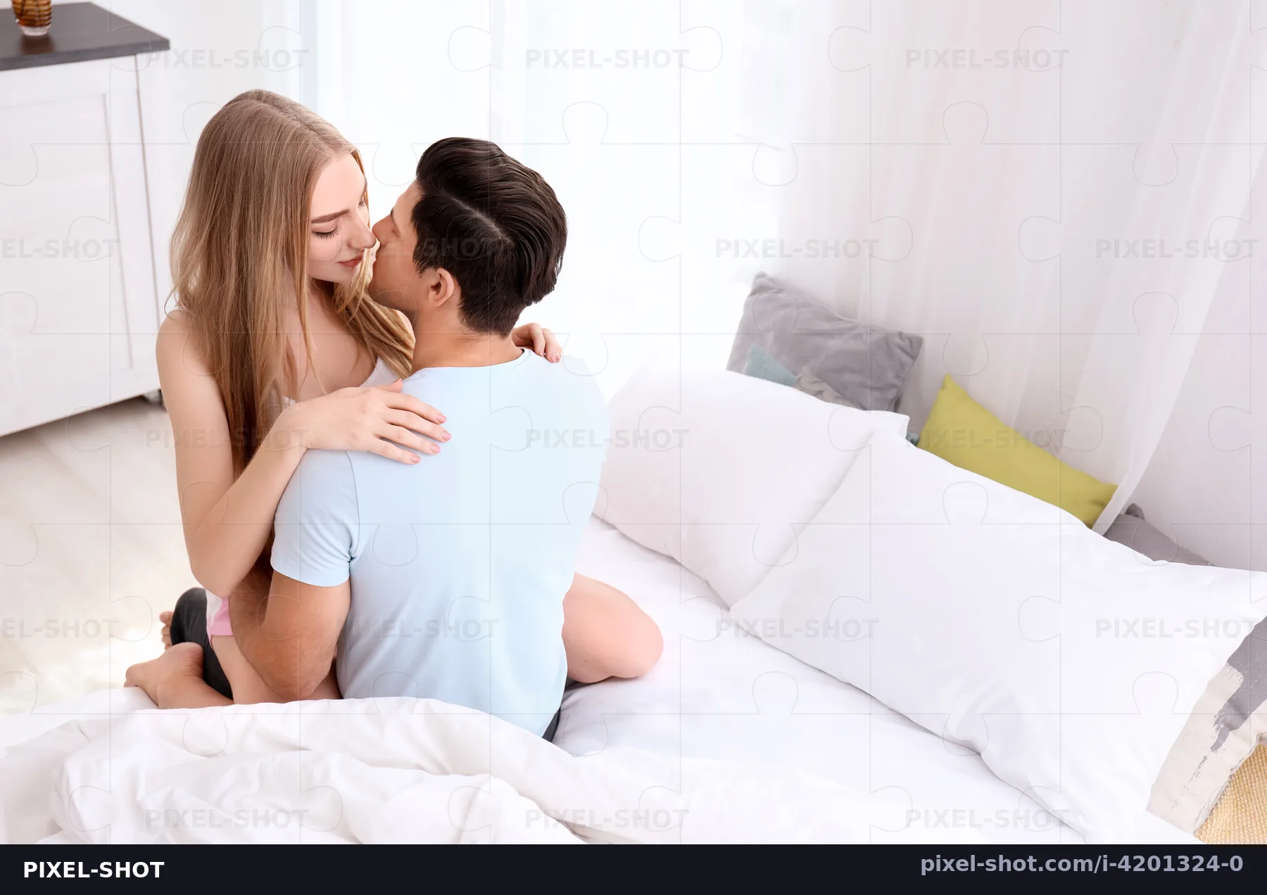 Рыжая кокетка в ударе и сладострастно отдается любовнику в кровати